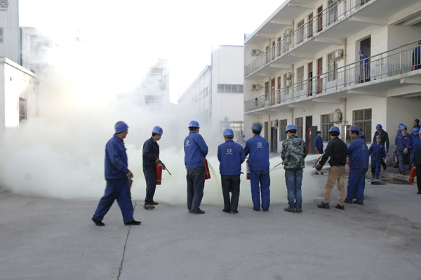 鄭礦機(jī)器員工認(rèn)真進(jìn)行消防演練“實(shí)戰(zhàn)”